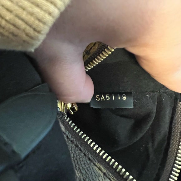 Im selling a barely used neonoe louis vuitton bag - Picture 11 of 12